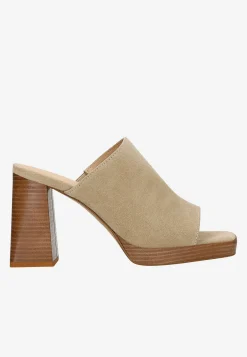 Beżowe klapki na masywnym obcasie