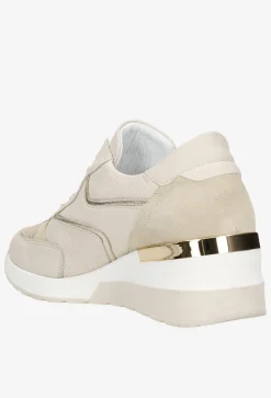 Beżowe sneakersy damskie ze złotymi elementami