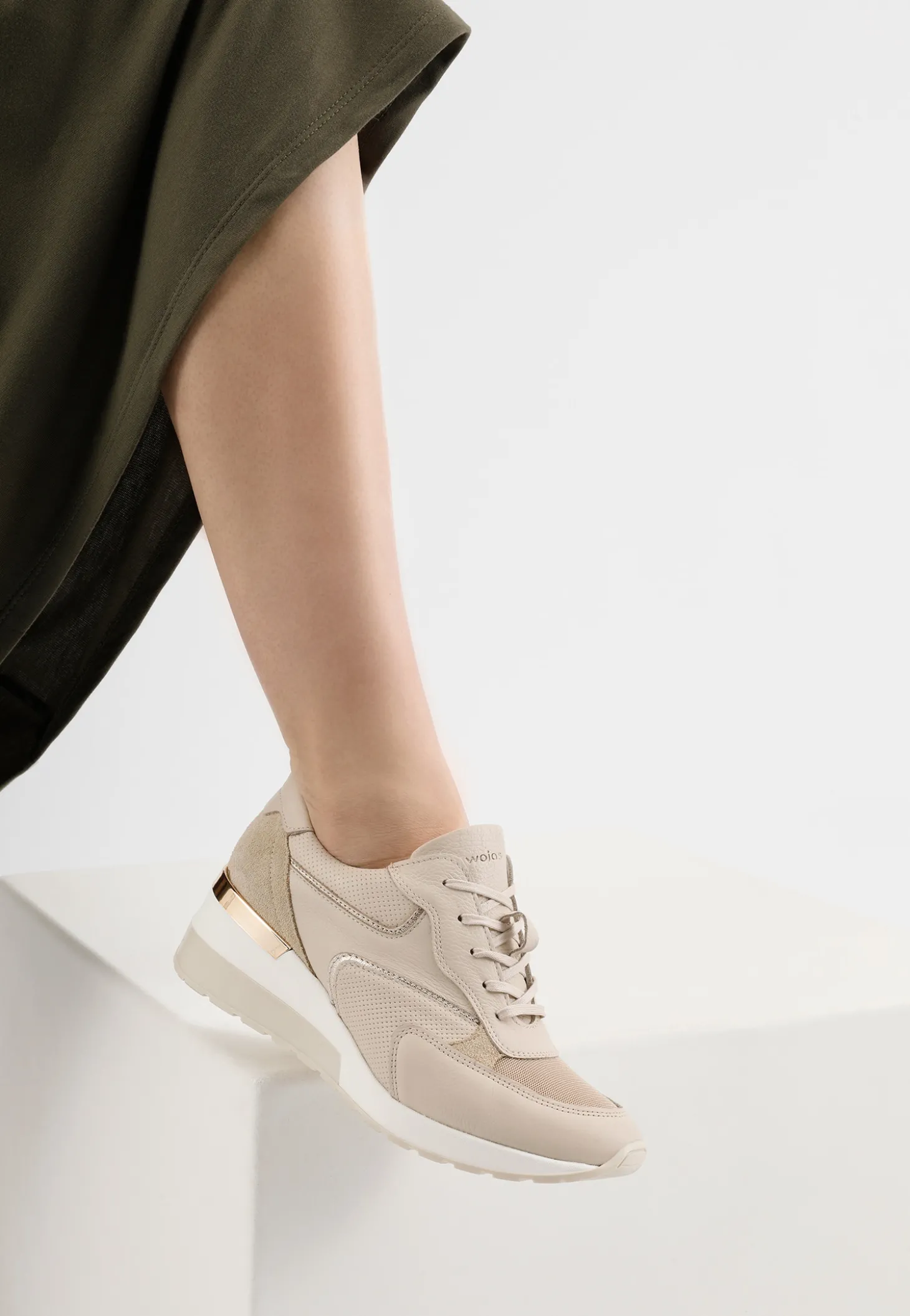 Beżowe sneakersy damskie ze złotymi elementami