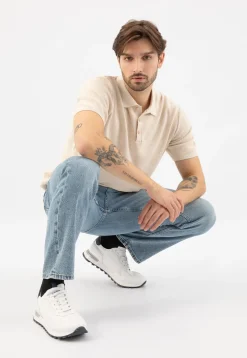 Białe sneakersy męskie na kontrastowej podeszwie