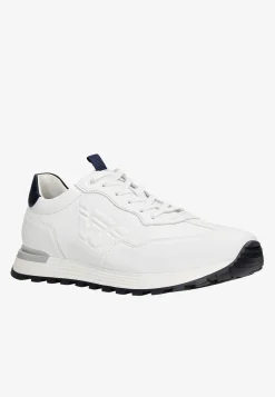 Białe sneakersy męskie na kontrastowej podeszwie