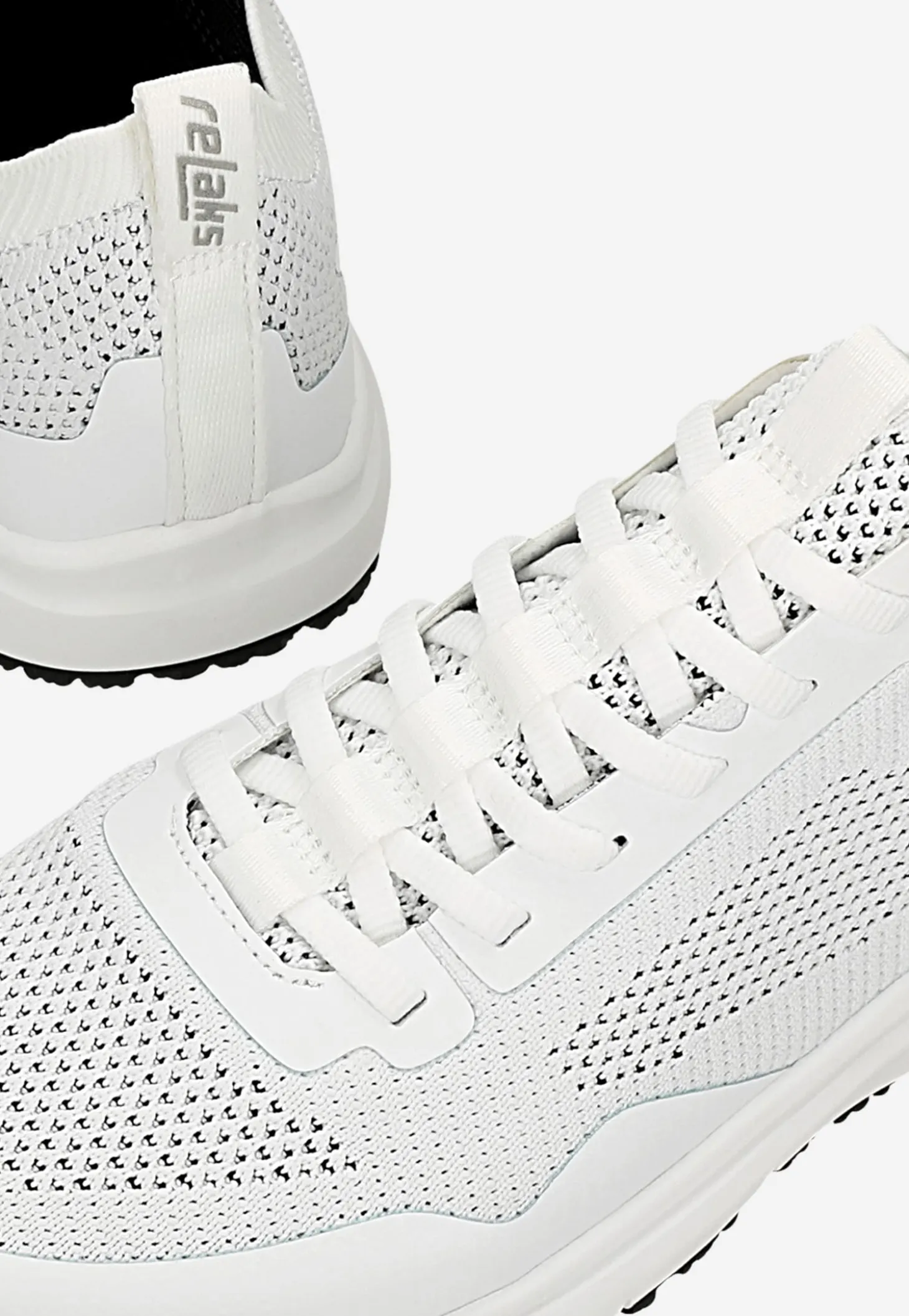 Białe sneakersy RELAKS z odblaskowym logo na pięcie