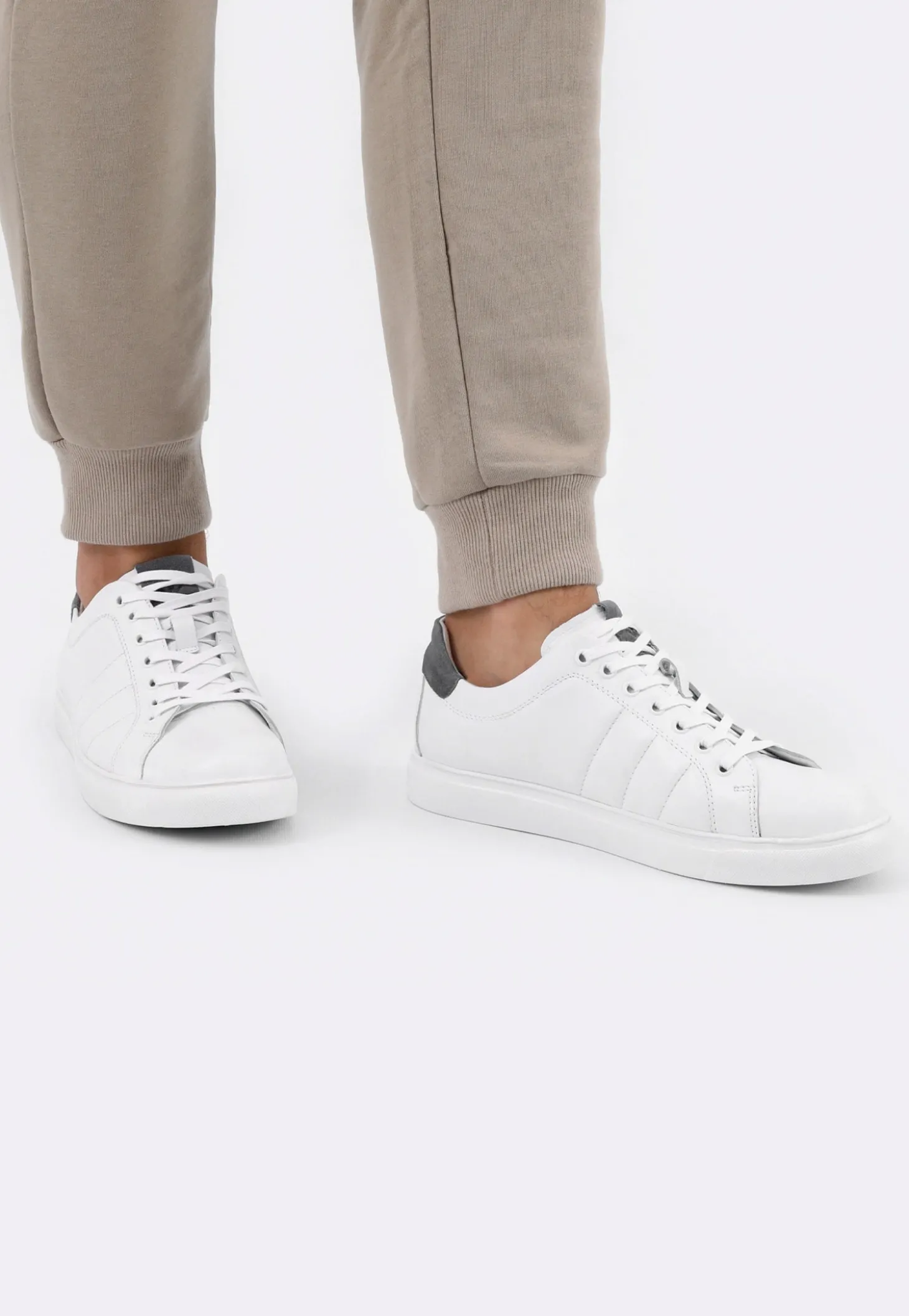 Białe trampki z szarymi wstawkami | COMFORT