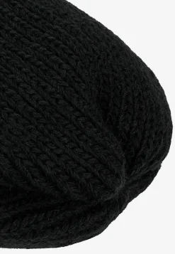 Czarna zimowa czapka damska typu beanie