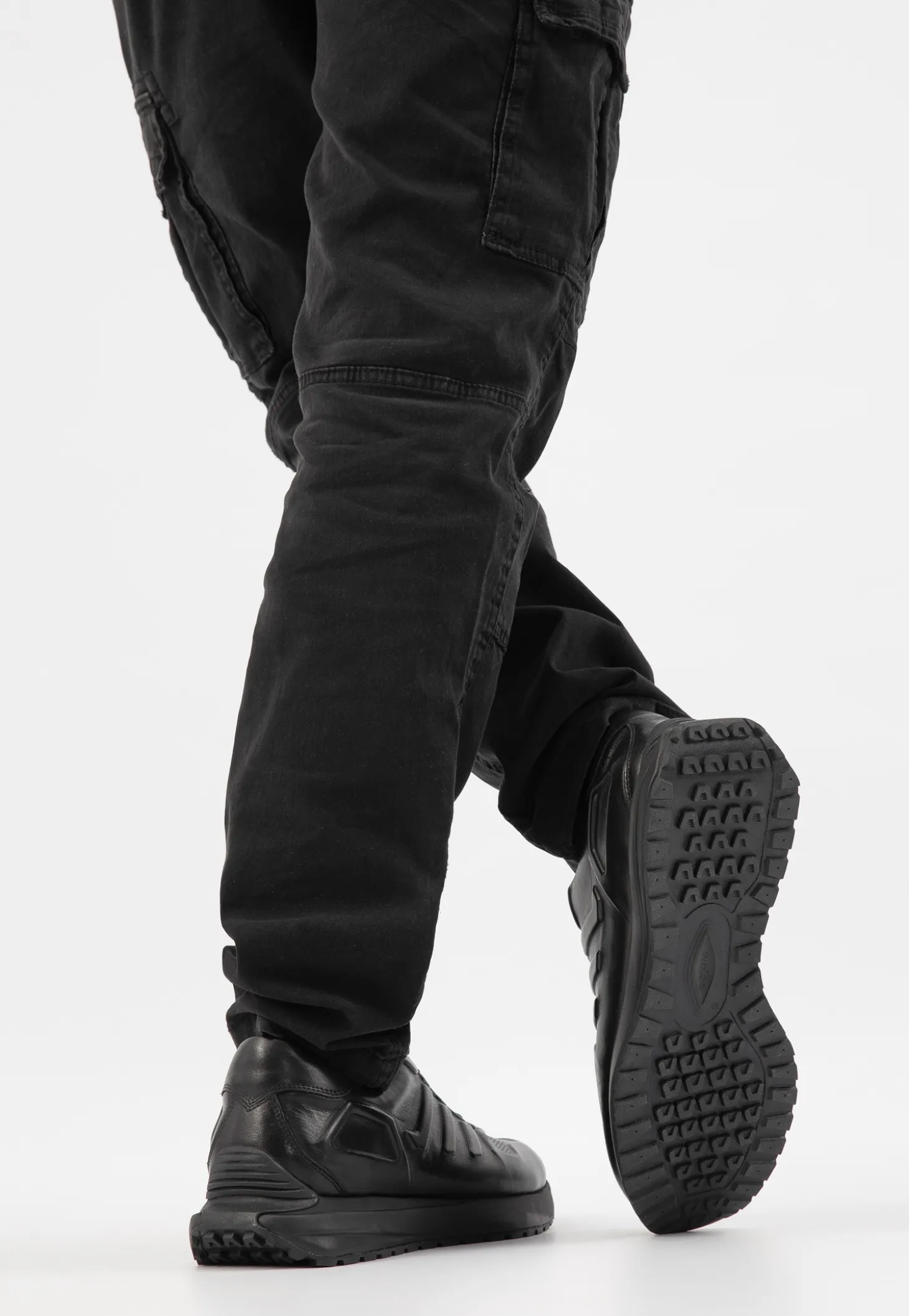 Czarne awangardowe sneakersy męskie