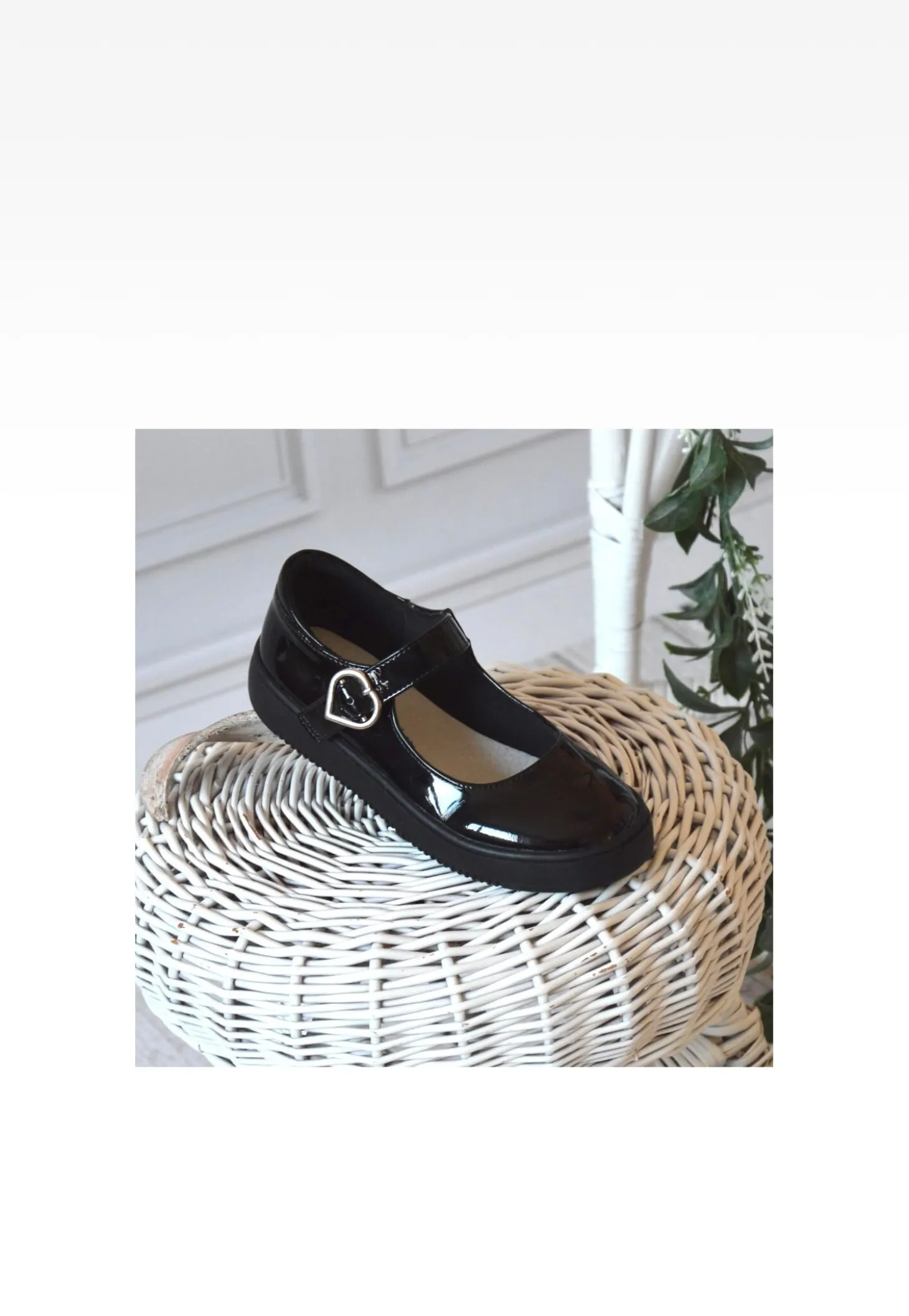 Czarne eleganckie baleriny dziewczęce z lakierowanej skóry BARTEK 83006-31