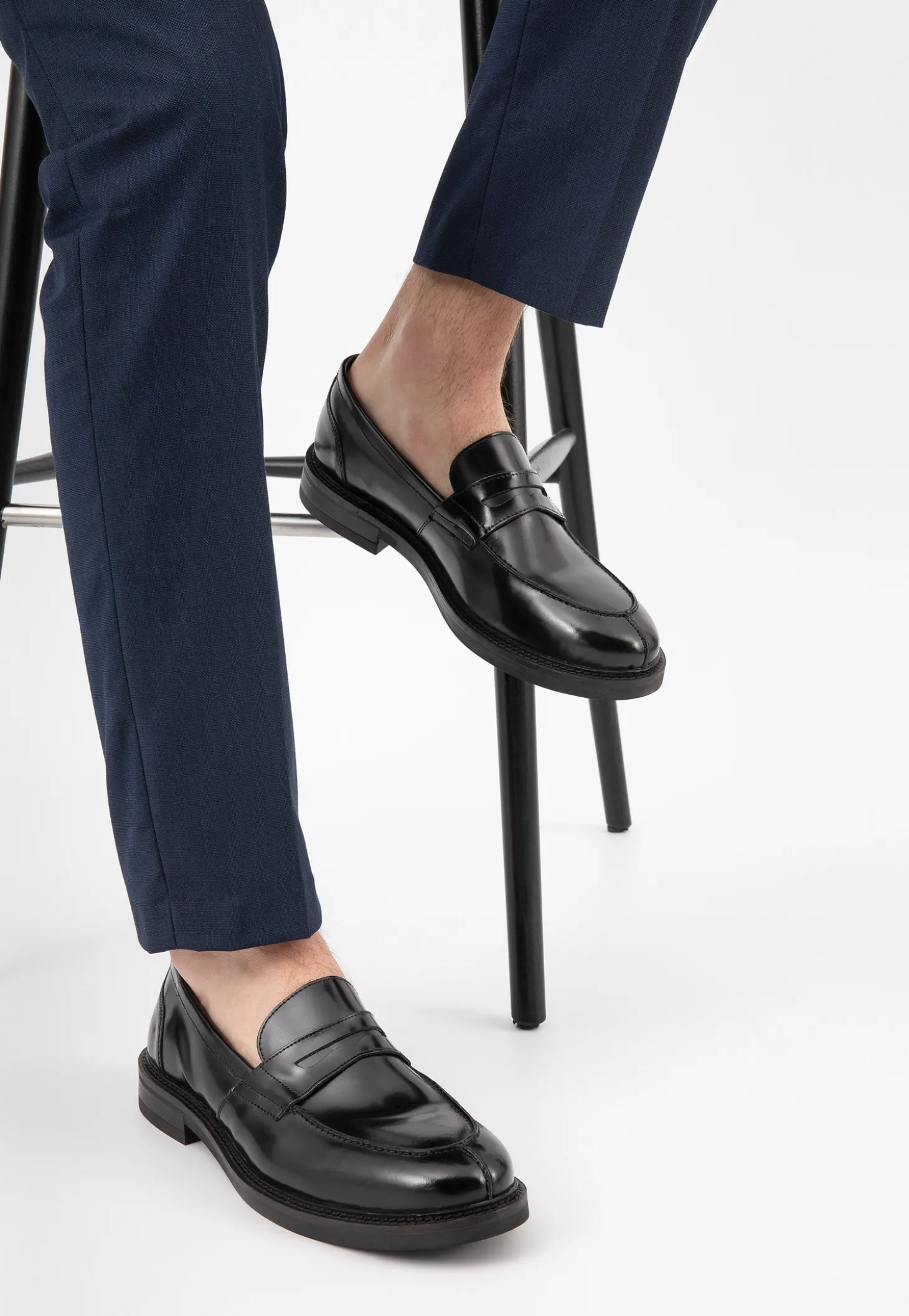 Czarne lakierowane mokasyny męskie typu penny loafers