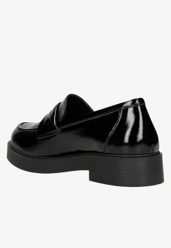 Czarne lakierowane mokasyny typu penny loafers