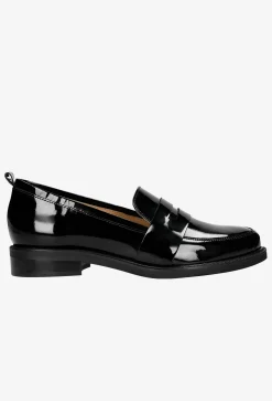 Czarne lakierowane mokasyny damskie w stylu formal