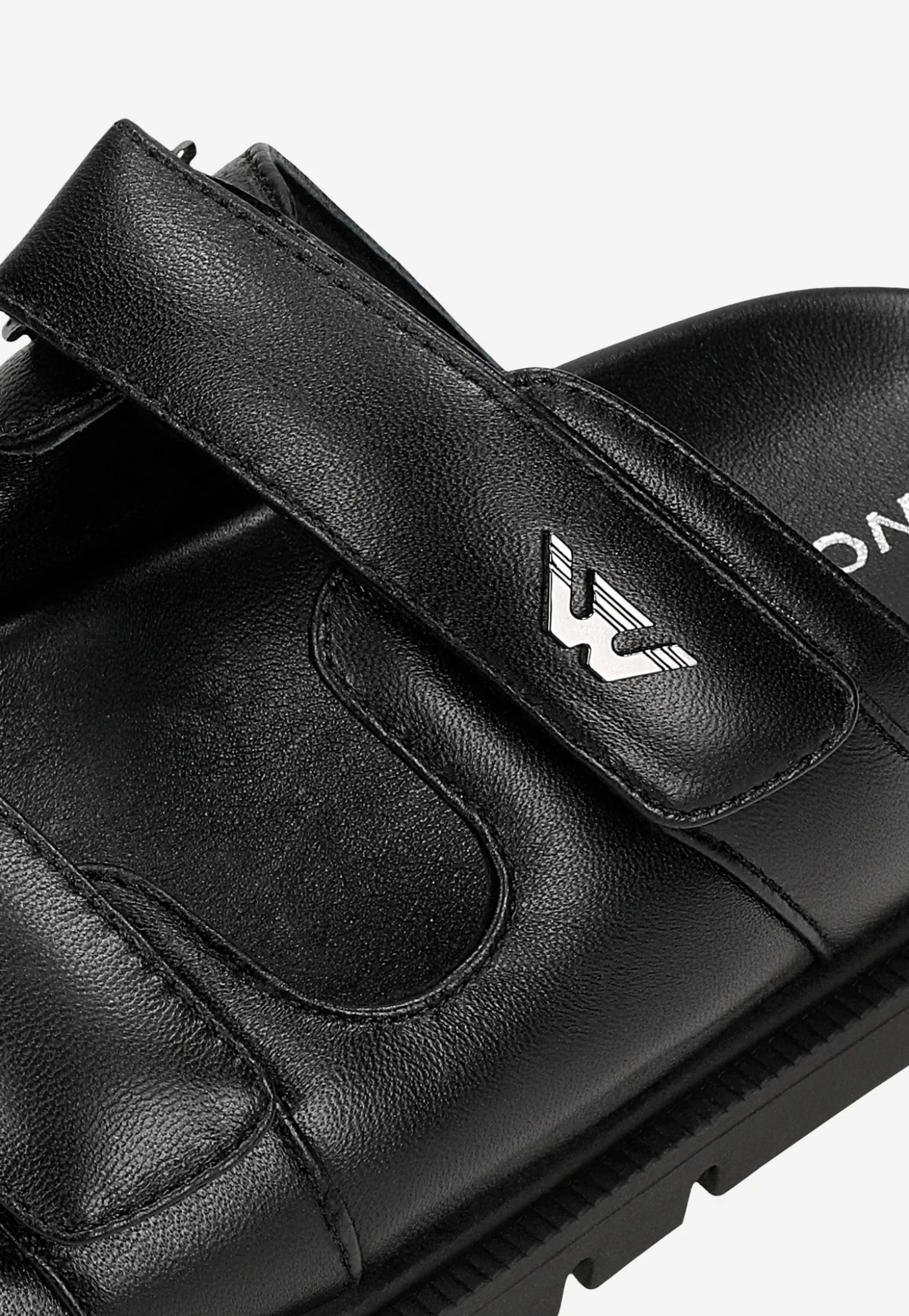 Czarne skórzane klapki damskie zapinane na rzepy