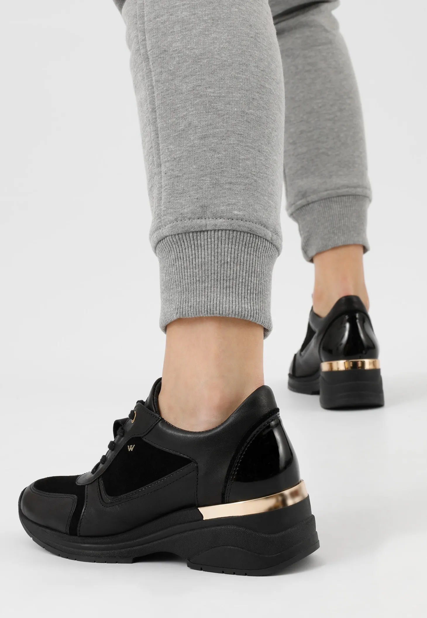 Czarne sneakersy damskie ze złotymi elementami