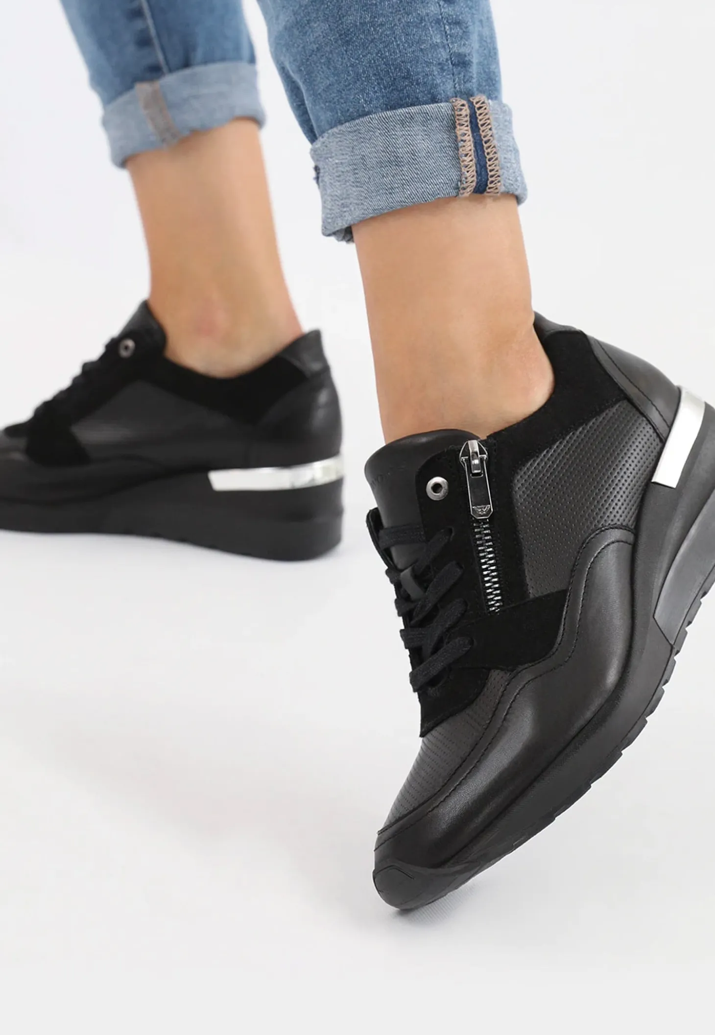 Czarne sneakersy damskie z ozdobnym zamkiem