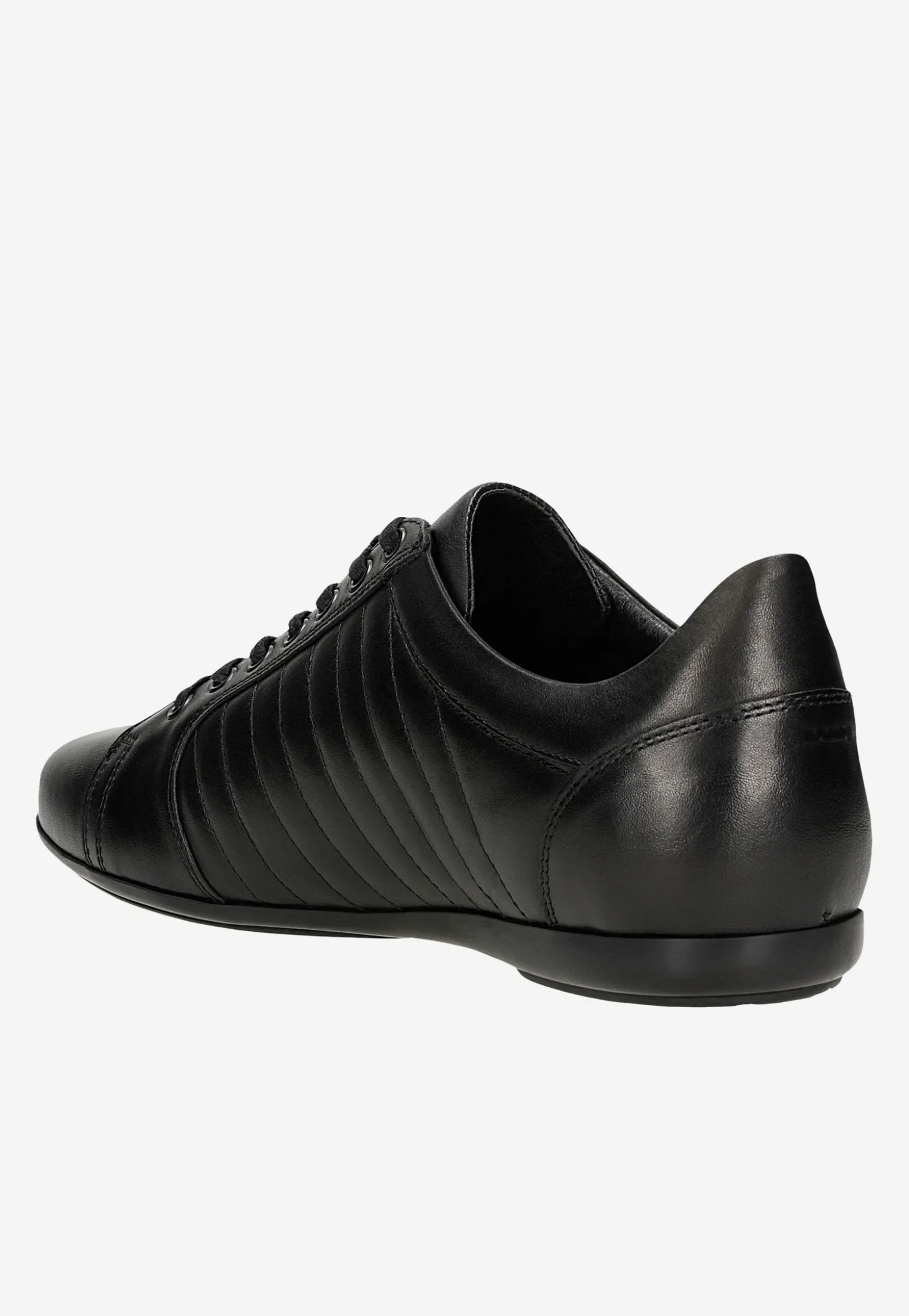 Czarne sneakersy meskie z ozdobnymi przeszyciami