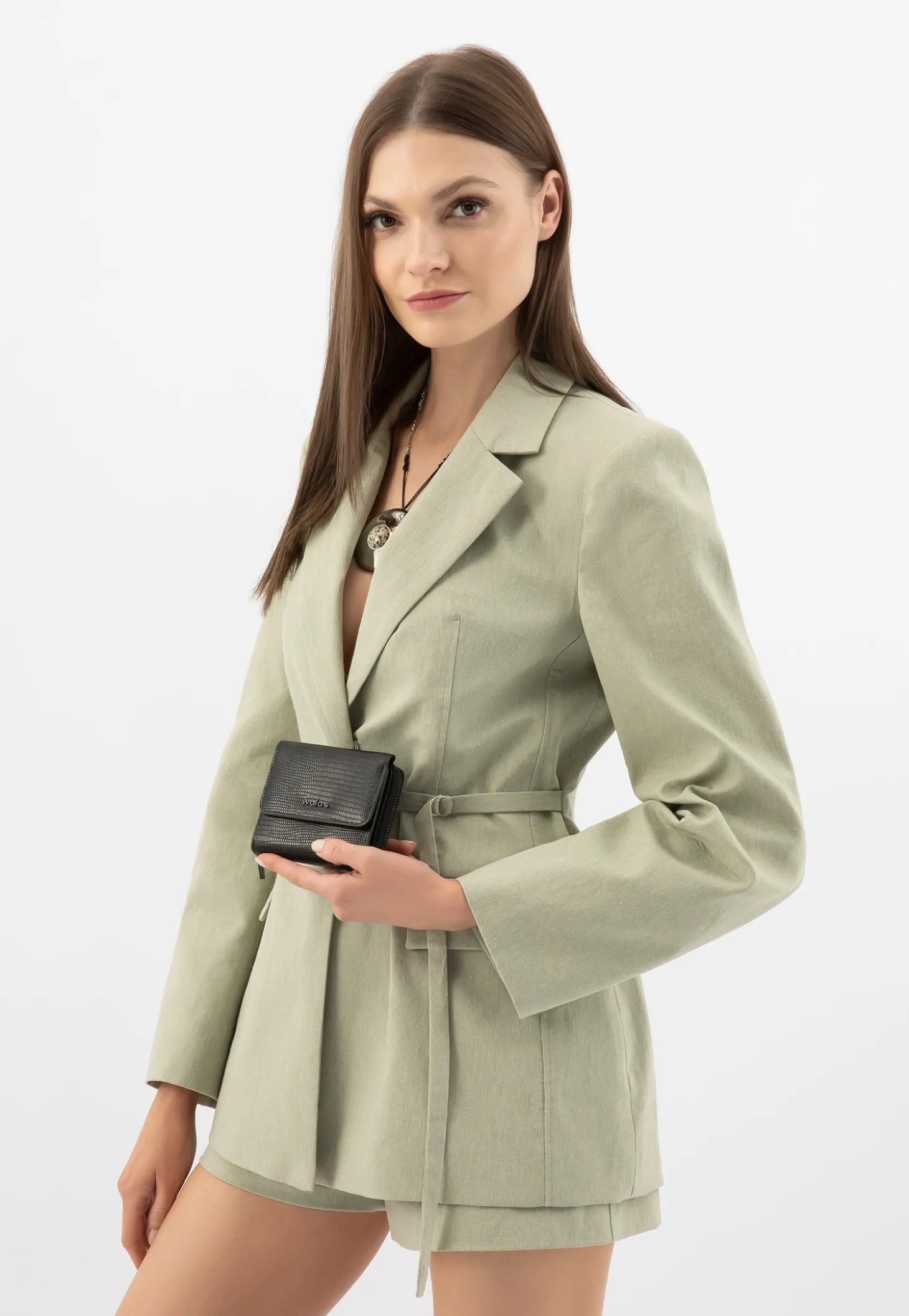 Czarny portfel damski z ozdobnym tłoczeniem