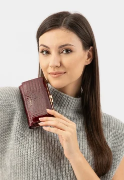Czerwony lakierowany portfel z wieloma przegrodami