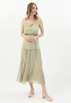 Eleganckie beżowe czółenka damskie z ozdobą na nosku
