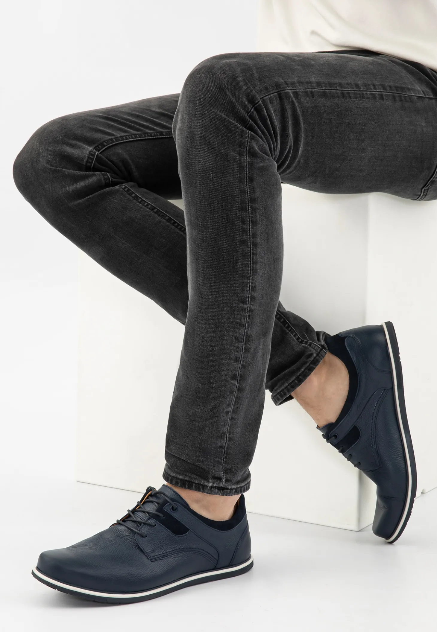 Granatowe półbuty męskie typu sneakers ze skóry licowej