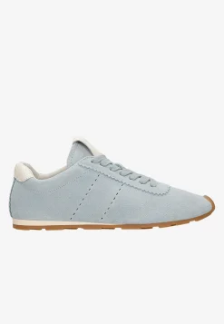 Jasnoniebieskie sneakersy na cienkiej podeszwie
