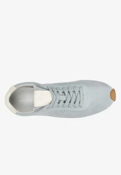 Jasnoniebieskie sneakersy na cienkiej podeszwie