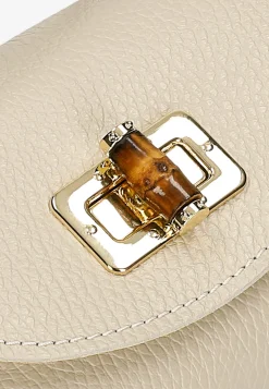 Mała wizytowa torebka ze złotym łańcuchem