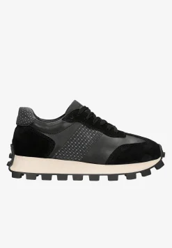 Masywne czarne sneakersy na traktorze