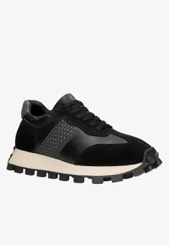 Masywne czarne sneakersy na traktorze