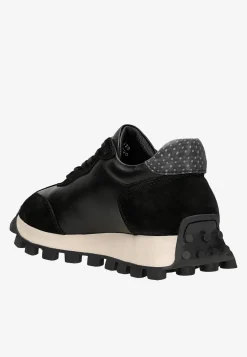 Masywne czarne sneakersy na traktorze