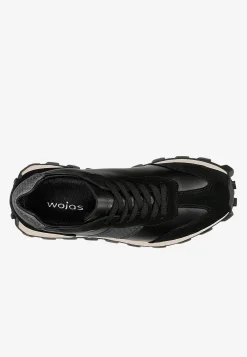 Masywne czarne sneakersy na traktorze