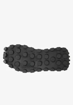 Masywne czarne sneakersy na traktorze