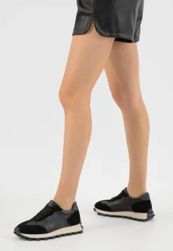 Masywne czarne sneakersy na traktorze