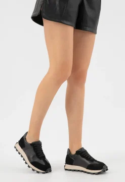 Masywne czarne sneakersy na traktorze