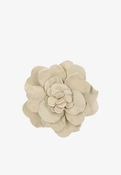 Odpinane ozdoby do obuwia w formie beżowych kwiatów zamszowych