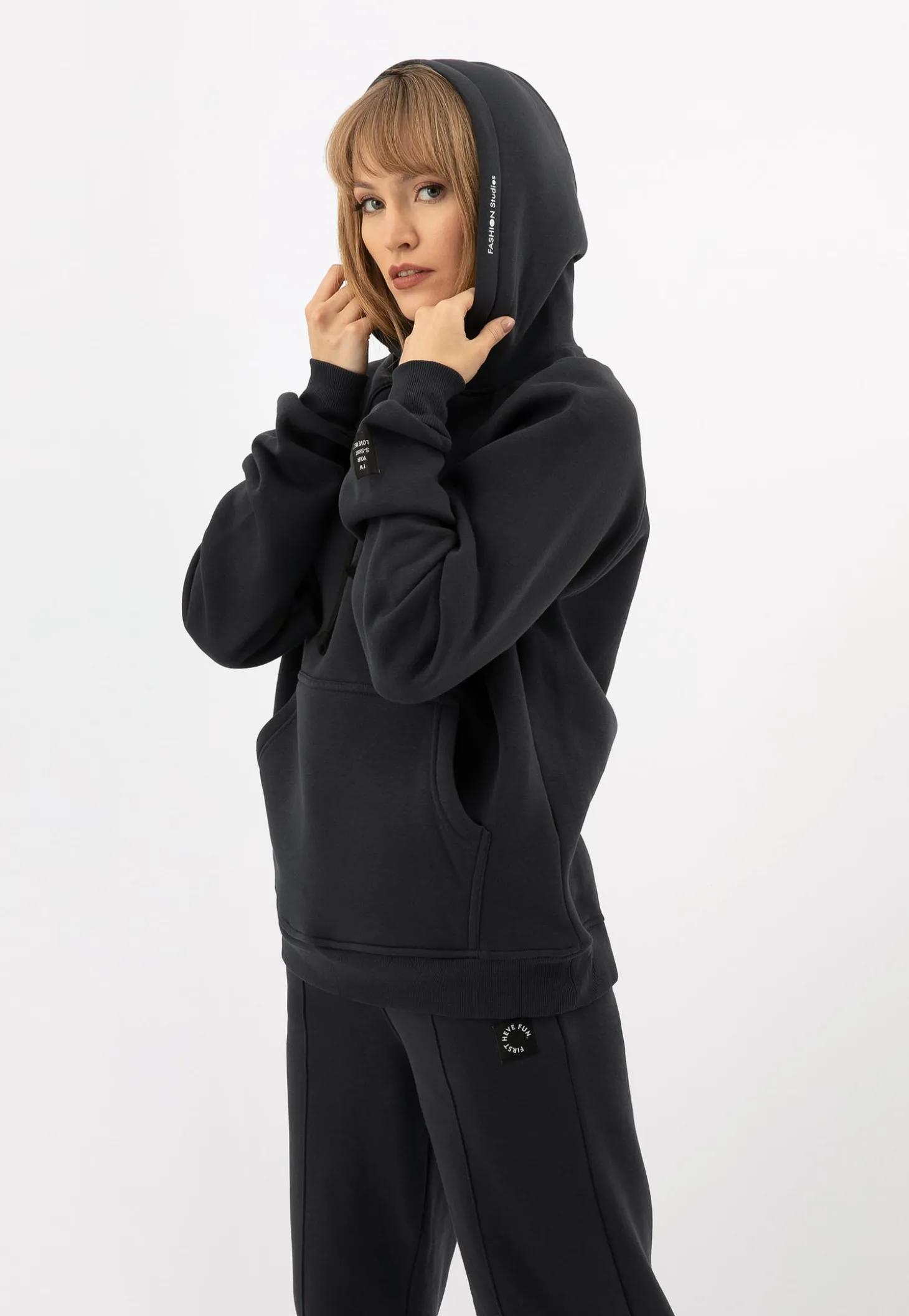 RELAKS bluza damska w kolorze ciemnego popielu z czarnym napisem