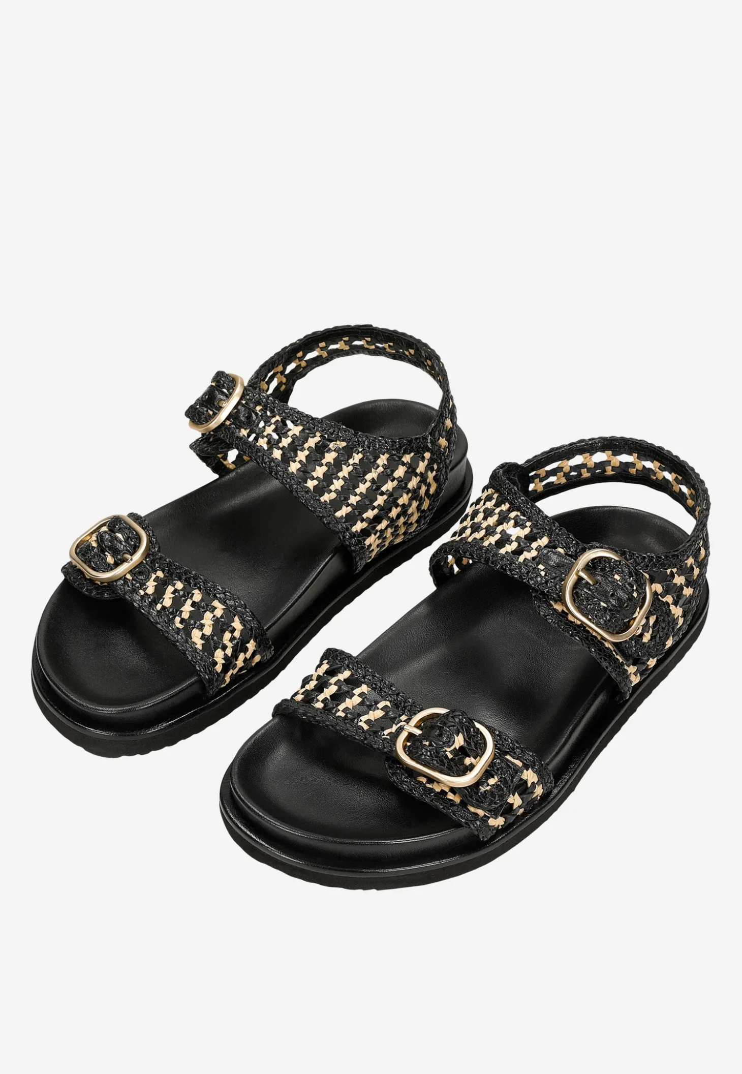Sandały z plecionki w stylu boho z metalowymi klamrami