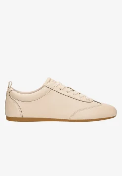 Skórzane beżowe sneakersy damskie na cienkiej podeszwie