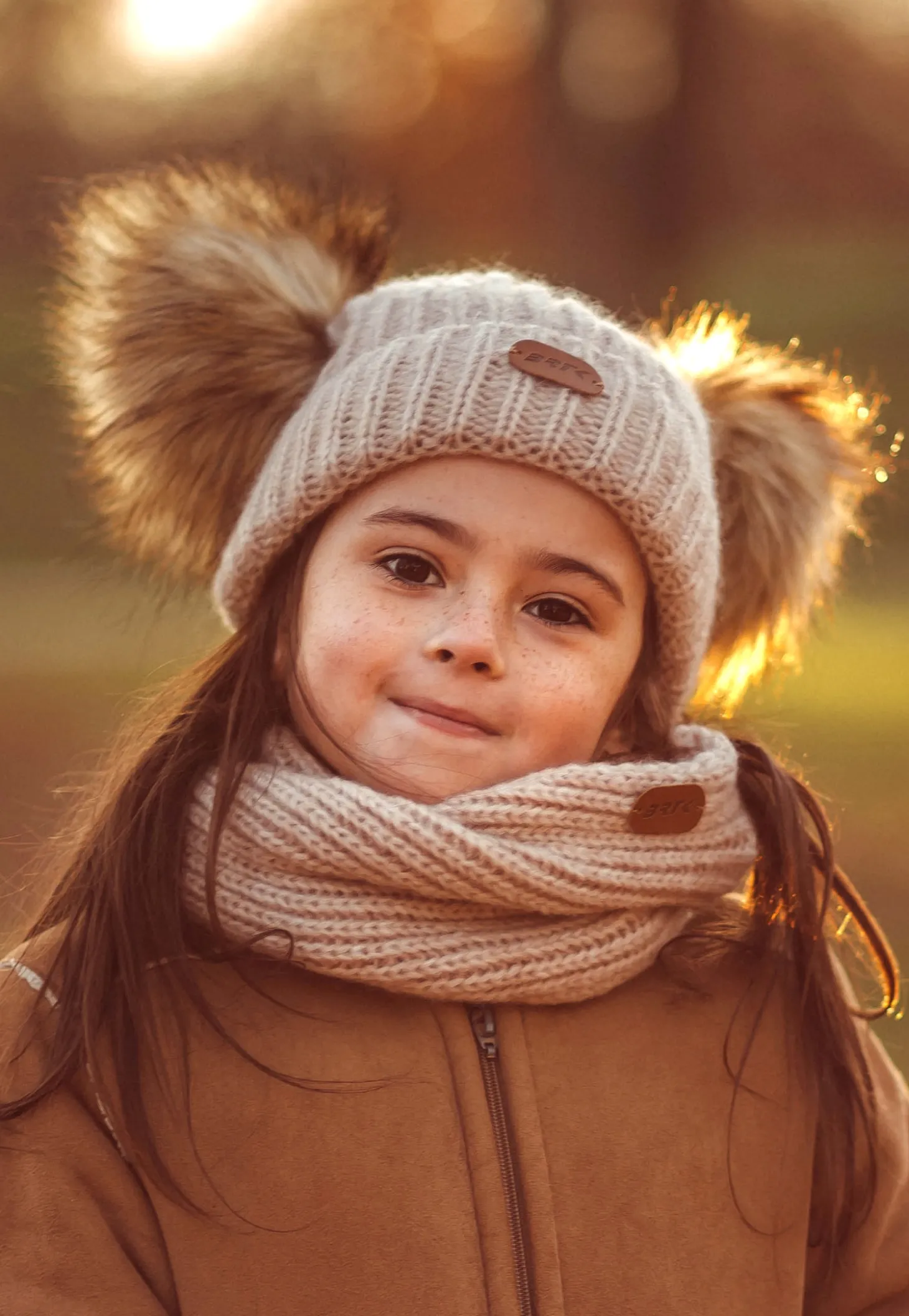 Zestaw zimowy z wełną merino BARTEK 85603-84 beżowa czapka z dwoma pomponami i komin